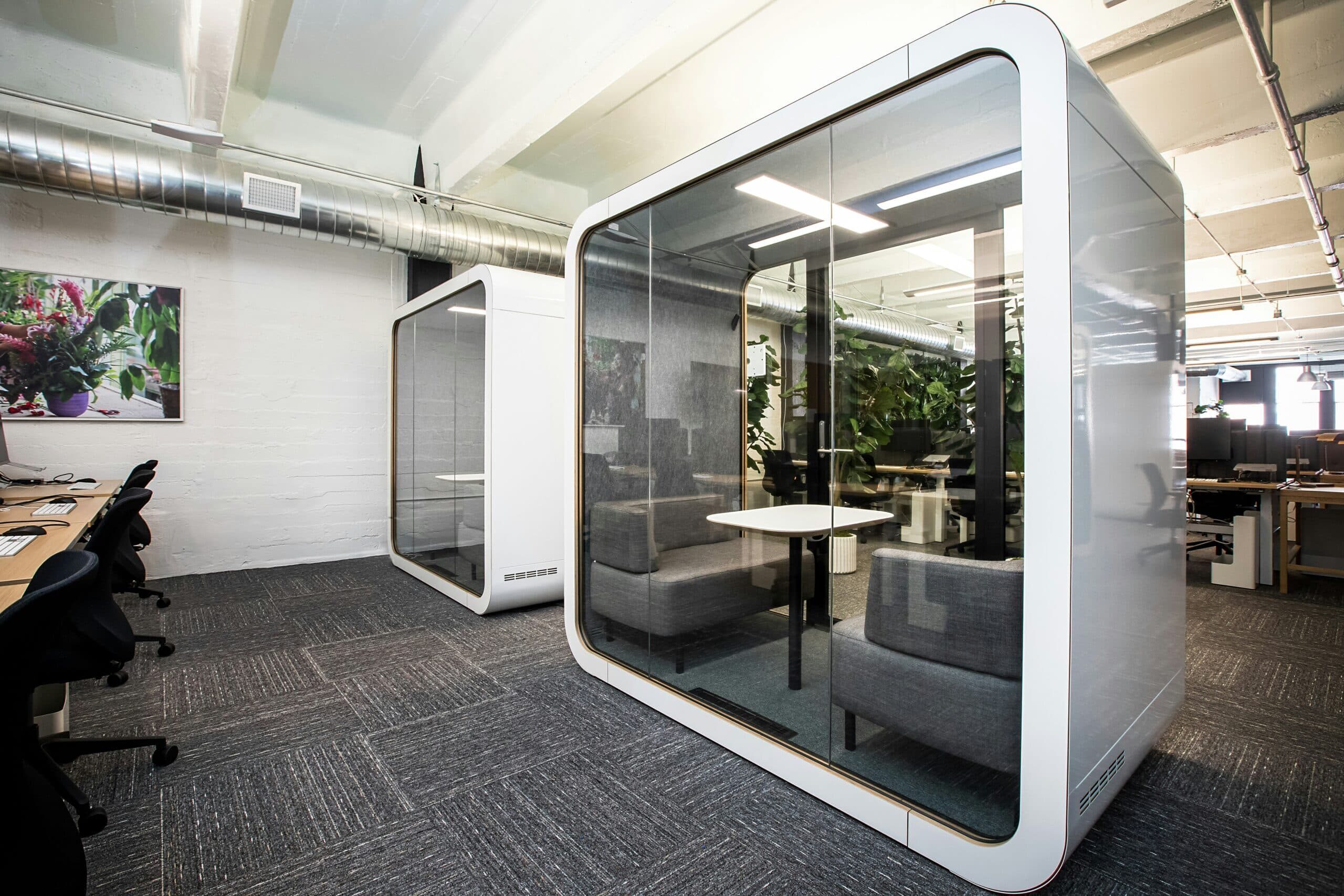 découvrez notre sélection de mobilier de bureau de haute qualité pour aménager votre espace de travail avec style et fonctionnalité.